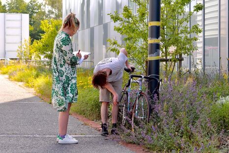 Créathon Jour 3 : Prise de mesures Etudiants qui mesurent un vélo