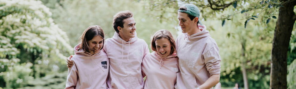 Etudiants de l'INSA avec un hoodie rose