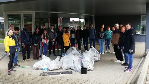 world cleanup day 2022 Groupe de participants avec déchets récoltés
