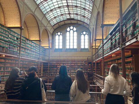 Voyage d'étude à Amsterdam Nous voyons des étudiants en train de regarder une bibliothèque