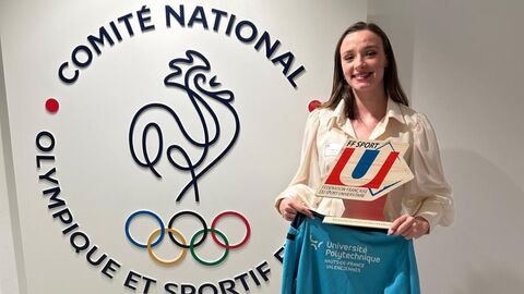 Chloé Galet avec le prix Athlète Féminine de l'année 2024 Chloé Galet avec le prix Athlète Féminine de l'année 2024