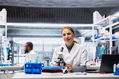 Chercheuse en laboratoire
